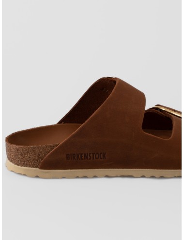 Sandalia cognac BIRKENSTOCK Arizona Big Buckle con doble tira, hebillas doradas y plantilla anatómica