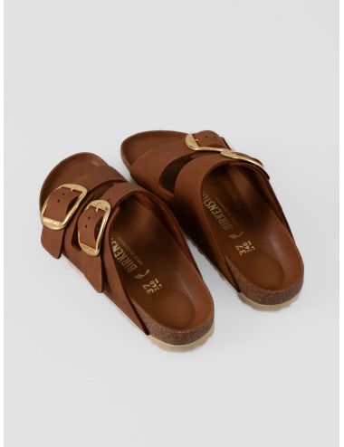 Sandalia cognac BIRKENSTOCK Arizona Big Buckle con doble tira, hebillas doradas y plantilla anatómica
