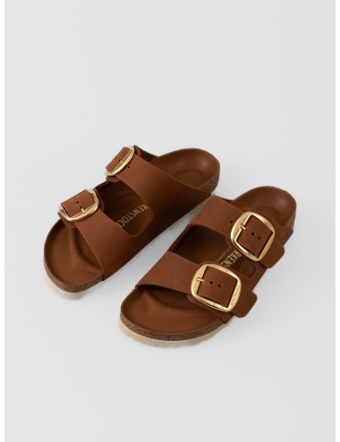 Sandalia cognac BIRKENSTOCK Arizona Big Buckle con doble tira, hebillas doradas y plantilla anatómica