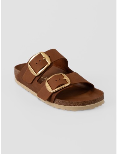 Sandalia cognac BIRKENSTOCK Arizona Big Buckle con doble tira, hebillas doradas y plantilla anatómica