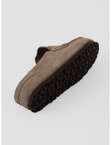 Zueco taupe BIRKENSTOCK Naples Wrapped en ante con costura mocasín y horma estrecha