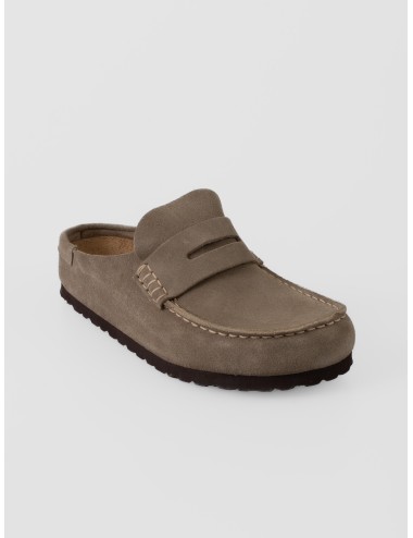 Zueco taupe BIRKENSTOCK Naples Wrapped en ante con costura mocasín y horma estrecha