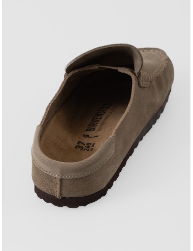 Zueco taupe BIRKENSTOCK Naples Wrapped en ante con costura mocasín y horma estrecha