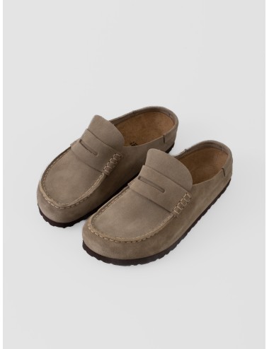 Zueco taupe BIRKENSTOCK Naples Wrapped en ante con costura mocasín y horma estrecha