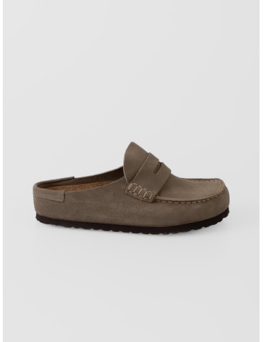 Zueco taupe BIRKENSTOCK Naples Wrapped en ante con costura mocasín y horma estrecha