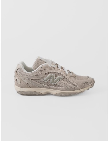 Sneaker sea salt New Balance 204L con mesh, paneles arqueados y logo N lateral