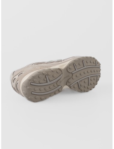 Sneaker sea salt New Balance 204L con mesh, paneles arqueados y logo N lateral