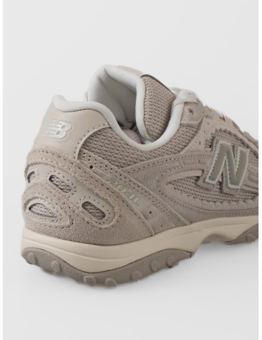 Sneaker sea salt New Balance 204L con mesh, paneles arqueados y logo N lateral