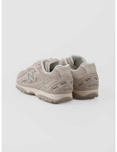 Sneaker sea salt New Balance 204L con mesh, paneles arqueados y logo N lateral