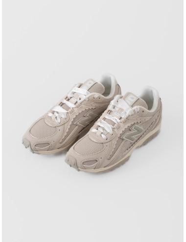 Sneaker sea salt New Balance 204L con mesh, paneles arqueados y logo N lateral