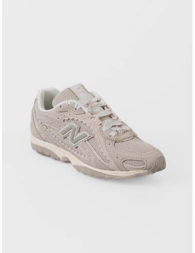Sneaker sea salt New Balance 204L con mesh, paneles arqueados y logo N lateral