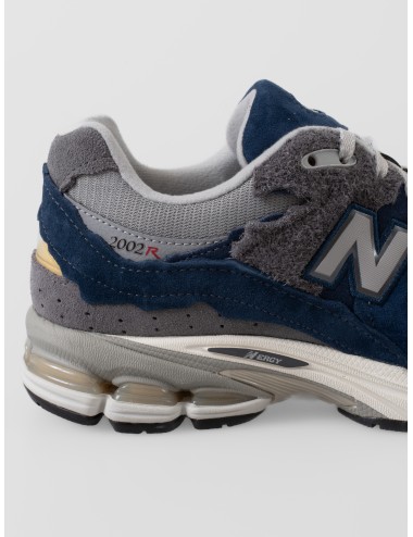 Sneaker azul marino New Balance 2002R con mesh gris, paneles irregulares y logo N lateral