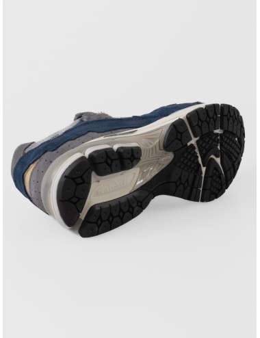 Sneaker azul marino New Balance 2002R con mesh gris, paneles irregulares y logo N lateral