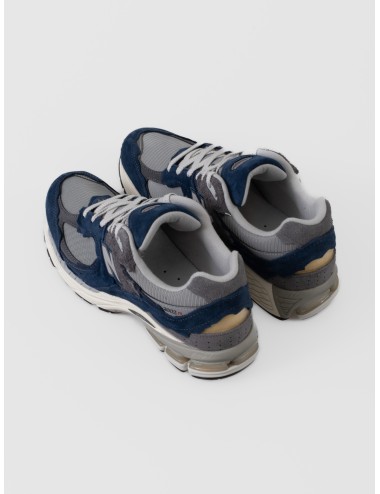 Sneaker azul marino New Balance 2002R con mesh gris, paneles irregulares y logo N lateral