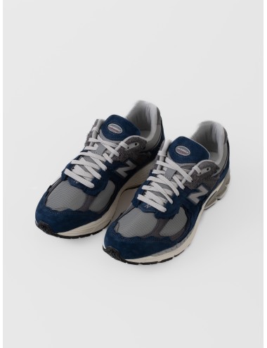 Sneaker azul marino New Balance 2002R con mesh gris, paneles irregulares y logo N lateral