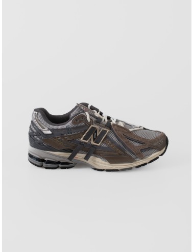 Sneaker New Balance 1906A para hombre en mesh gris con superposiciones marrón thunder brown y azul grisáceo.