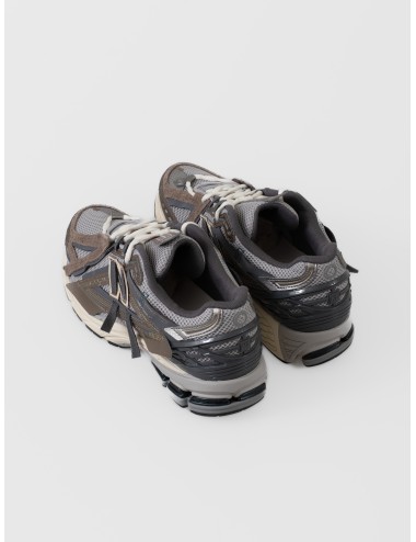 Sneaker New Balance 1906A para hombre en mesh gris con superposiciones marrón thunder brown y azul grisáceo.