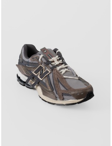 Sneaker New Balance 1906A para hombre en mesh gris con superposiciones marrón thunder brown y azul grisáceo.