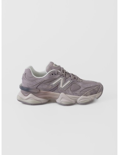 Sneaker New Balance 9060 Truffle Salt con mesh, ante lila grisáceo y entresuela volumétrica
