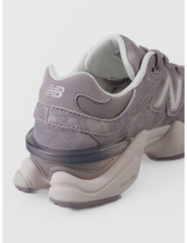 Sneaker New Balance 9060 Truffle Salt con mesh, ante lila grisáceo y entresuela volumétrica