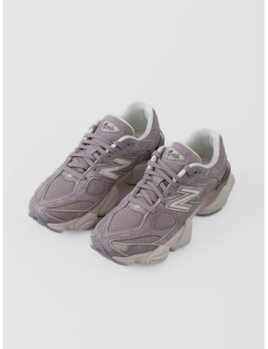 Sneaker New Balance 9060 Truffle Salt con mesh, ante lila grisáceo y entresuela volumétrica