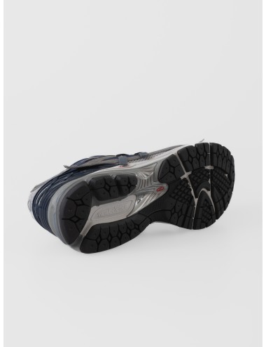 Sneaker gris New Balance 1906A con mesh, paneles irregulares grafito y azul magic blue