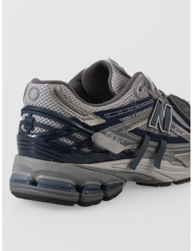 Sneaker gris New Balance 1906A con mesh, paneles irregulares grafito y azul magic blue