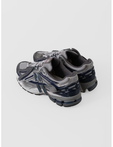 Sneaker gris New Balance 1906A con mesh, paneles irregulares grafito y azul magic blue