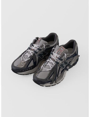 Sneaker gris New Balance 1906A con mesh, paneles irregulares grafito y azul magic blue