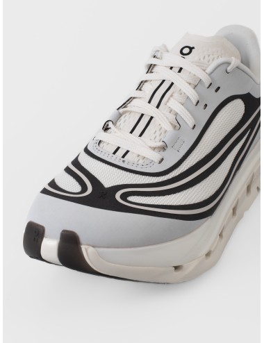 Zapatillas Ivory Black On Cloudflow 5 AD con líneas onduladas y branding lateral alargado