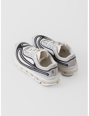 Zapatillas Ivory Black On Cloudflow 5 AD con líneas onduladas y branding lateral alargado