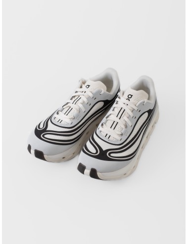 Zapatillas Ivory Black On Cloudflow 5 AD con líneas onduladas y branding lateral alargado