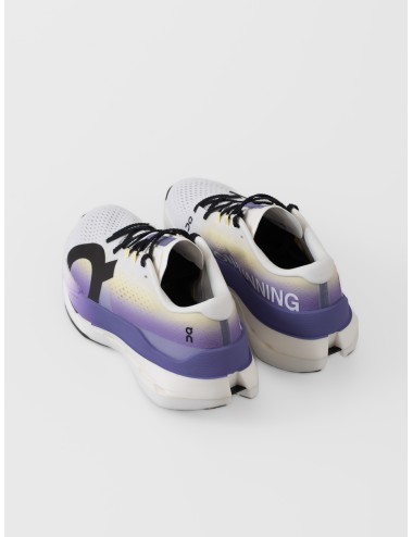 Zapatillas White Juniper On Cloudboom Max con degradado violeta y malla técnica transpirable