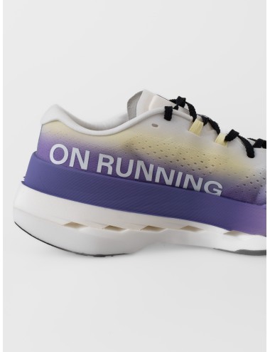 Zapatillas White Juniper On Cloudboom Max con degradado violeta y malla técnica transpirable