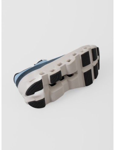 Zapatillas mujer Glacier Iva On Cloudmonster 1 con degradado azul y malla técnica transpirable