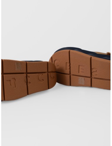 Sandalia dorada 4CCCCEES Mellow Mana con tiras cruzadas acolchadas y suela ondulada bicolor