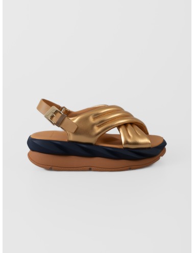 Sandalia dorada 4CCCCEES Mellow Mana con tiras cruzadas acolchadas y suela ondulada bicolor