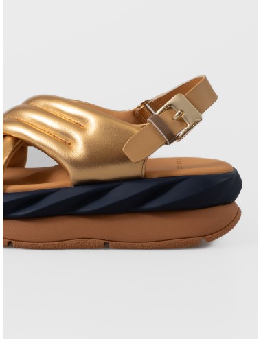 Sandalia dorada 4CCCCEES Mellow Mana con tiras cruzadas acolchadas y suela ondulada bicolor