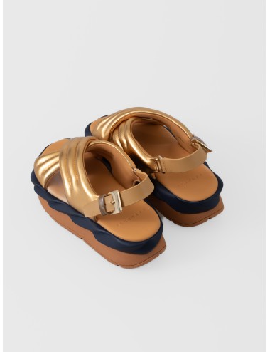 Sandalia dorada 4CCCCEES Mellow Mana con tiras cruzadas acolchadas y suela ondulada bicolor