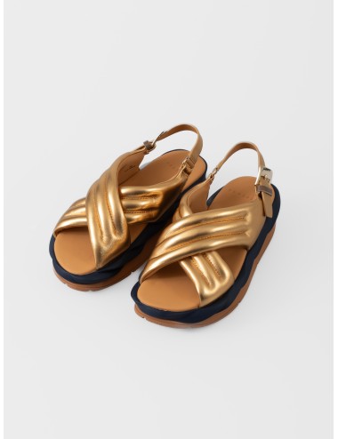 Sandalia dorada 4CCCCEES Mellow Mana con tiras cruzadas acolchadas y suela ondulada bicolor