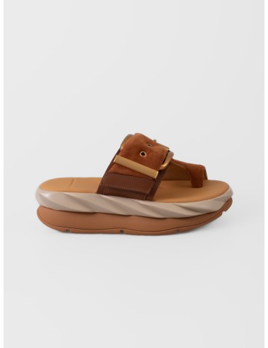 Sandalia marrón 4CCCCEES Mellow Glow con tira al dedo, hebilla oversize y suela ondulada