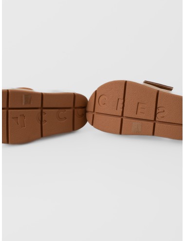 Sandalia marrón 4CCCCEES Mellow Glow con tira al dedo, hebilla oversize y suela ondulada