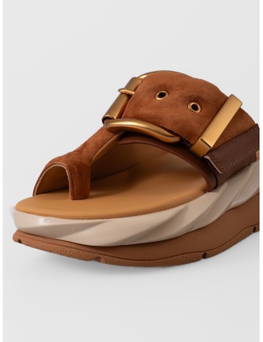 Sandalia marrón 4CCCCEES Mellow Glow con tira al dedo, hebilla oversize y suela ondulada