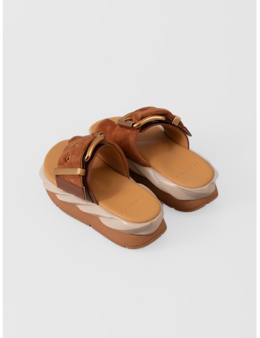 Sandalia marrón 4CCCCEES Mellow Glow con tira al dedo, hebilla oversize y suela ondulada