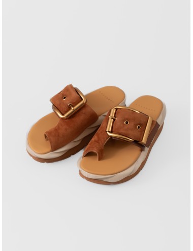 Sandalia marrón 4CCCCEES Mellow Glow con tira al dedo, hebilla oversize y suela ondulada