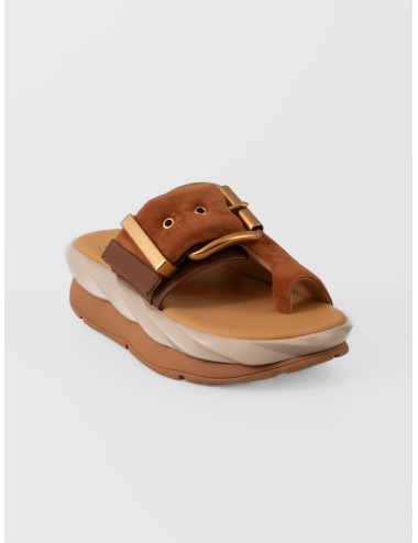 Sandalia marrón 4CCCCEES Mellow Glow con tira al dedo, hebilla oversize y suela ondulada