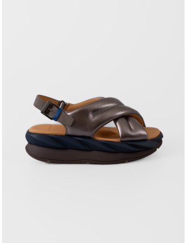 Sandalia gun metal 4CCCCEES Mellow Moa con tiras cruzadas acolchadas y suela ondulada bicolor