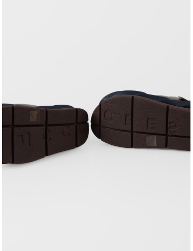 Sandalia gun metal 4CCCCEES Mellow Moa con tiras cruzadas acolchadas y suela ondulada bicolor