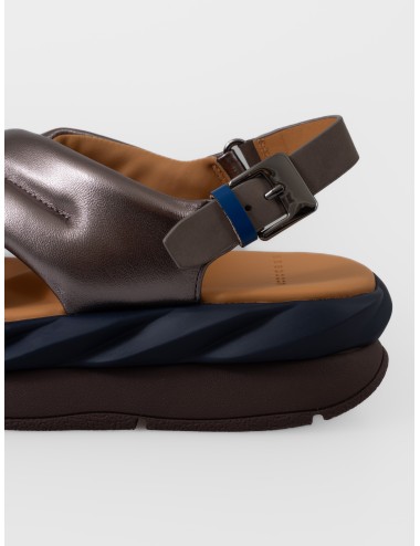 Sandalia gun metal 4CCCCEES Mellow Moa con tiras cruzadas acolchadas y suela ondulada bicolor