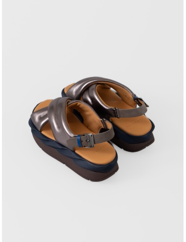 Sandalia gun metal 4CCCCEES Mellow Moa con tiras cruzadas acolchadas y suela ondulada bicolor